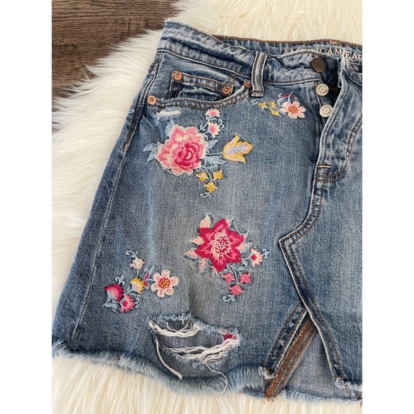American Eagle embroidered floral denim skirt size 4 - Picture 3 of 7